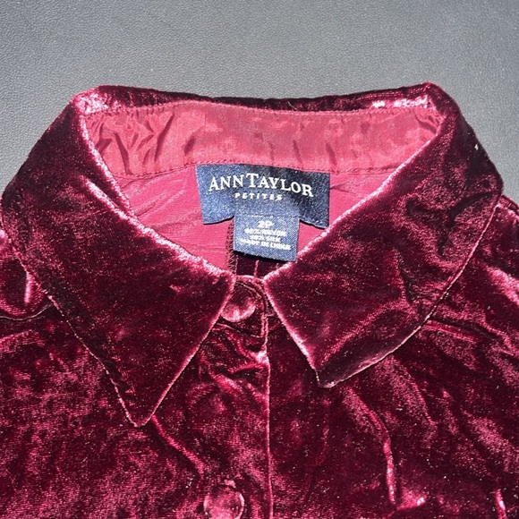 Ann Taylor Petites 2P maroon velvet-feel long sleeve button up, collared blouse - Picture 2 of 4